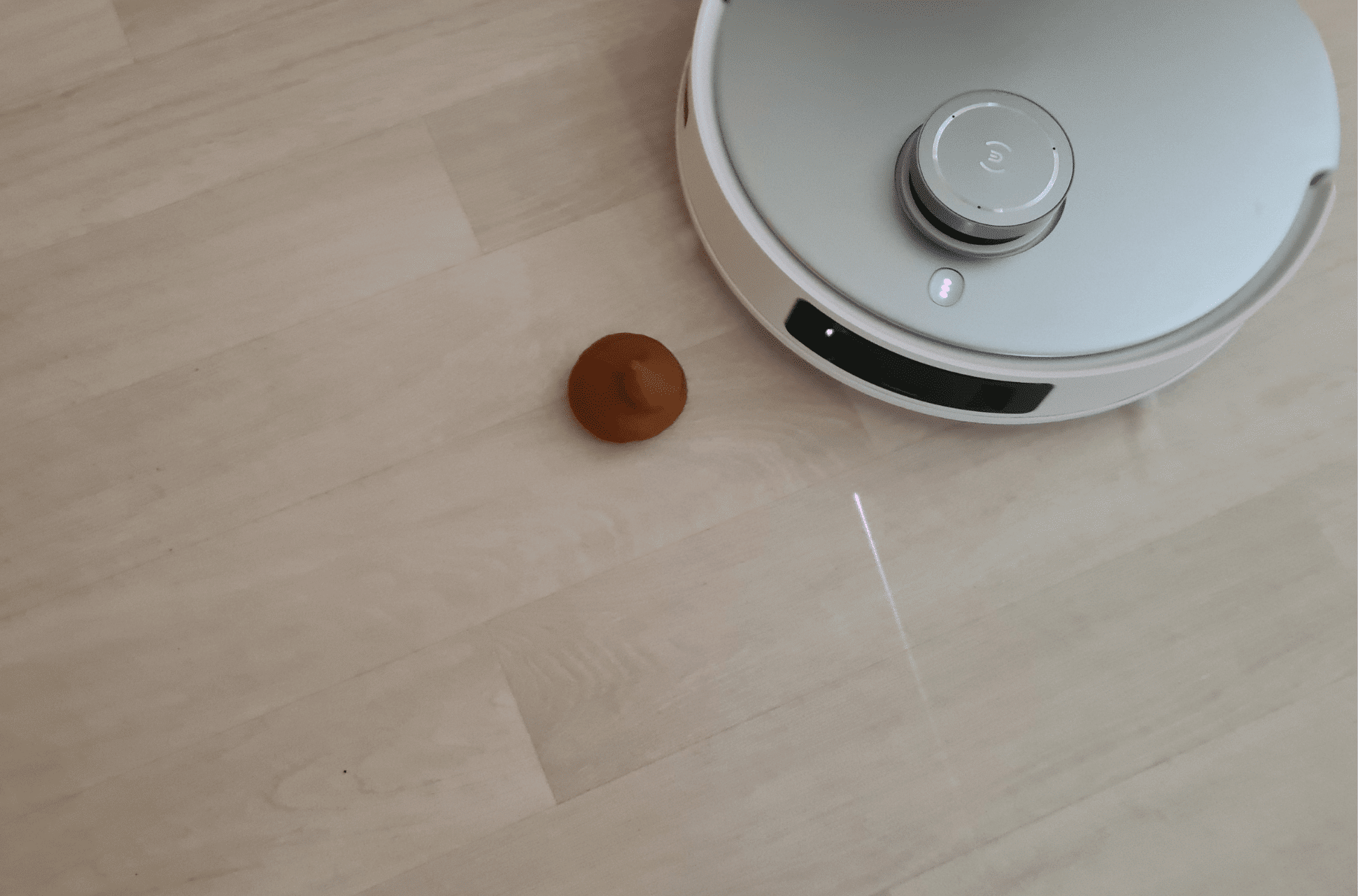 Der ECOVACS DEEBOT T20 OMNI umfährt ein flaches Hindernis im Test.